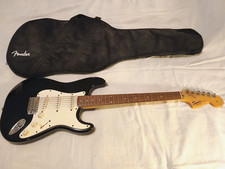 Guitarra elétrica Fender Squier Affinity Stratocaster 6 cordas e bolsa Gig - Preto comprar usado  Enviando para Brazil