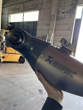Scarico completo akrapovic usato  Bronte