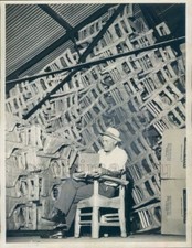 Usado, 1958 Press Photo Man Sits by Huge Stack Pilha de Cadeiras Escolares Clearwater FL comprar usado  Enviando para Brazil
