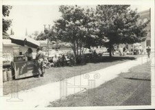 Suportes para cachorros-quentes Press Photo servindo almoço multidão, Cazenovia, Nova York - sya81348 comprar usado  Enviando para Brazil