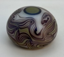 Peso de papel Roland R. Correia arte vidro vintage 1974 - Assinado - Adesivo anexado comprar usado Peso de papel Roland R. Correia arte vidro vintage 1974 - Assinado - Adesivo anexado comprar usado  Enviando para Brazil