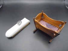 Tábua de passar miniatura para casa de bonecas com pernas dobráveis e ferro e berço de balanço para bebê comprar usado  Enviando para Brazil