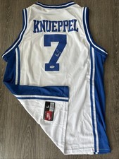 Usado, Camiseta autografada Kon Knueppel Duke Blue Devils! Certificado de autenticidade PSA! comprar usado  Enviando para Brazil