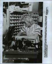 1989 Press Photo Robin Bates construindo uma máquina de microfilme em uma fábrica Kodak comprar usado  Enviando para Brazil