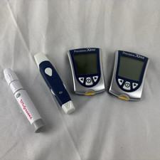 Dos lectores digitales Precision Xtra Advanced Diabetes Management.  Estuche segunda mano  Embacar hacia Mexico