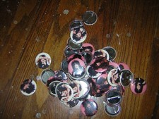 LOTE DE 54 BOTÕES MOTLEY CRUE VINTAGE 1985 ERA TEATRO DA DOR ATACADO comprar usado LOTE DE 54 BOTÕES MOTLEY CRUE VINTAGE 1985 ERA TEATRO DA DOR ATACADO comprar usado  Enviando para Brazil