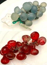 DOIS CACHOS MURANO 6" & 5.2" DE UVAS DE VIDRO VERDE/VERMELHO OPACAS (ea 1") c1960 g comprar usado  Enviando para Brazil