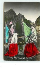 Eterna Fratellanza Latina - Deux femmes s'enroulant dans des drapeaux - 17114 comprar usado  Enviando para Brazil