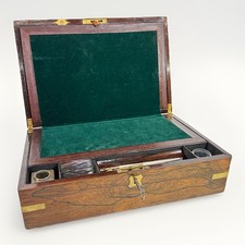 Armário de mesa portátil de jacarandá da década de 1860 com chave e tinteiros restaurados comprar usado Armário de mesa portátil de jacarandá da década de 1860 com chave e tinteiros restaurados comprar usado  Enviando para Brazil