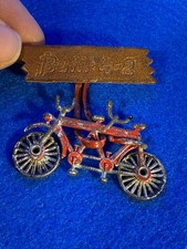 *Broche de metal vintage vermelho tandem bicicleta bicicleta couro construído 4 2 esmalte, usado comprar usado  Enviando para Brazil