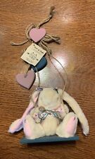 Coelho de pelúcia em um balanço decoração de madeira toque de artesanato 4 X 5 X 2 3/4 polegadas década de 1990 comprar usado  Enviando para Brazil