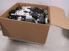 Caixa grande cheia de carregadores de celular micro-USB  comprar usado Caixa grande cheia de carregadores de celular micro-USB  comprar usado  Enviando para Brazil