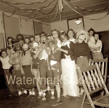 Foto negativa da década de 1950 fantasia de festa de Halloween máscara truque ou deleite crianças comprar usado  Enviando para Brazil