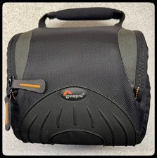 Borsa fotocamera lowepro usato Borsa fotocamera lowepro usato  Spedire a Italy