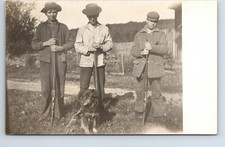 Cartão postal foto real RPPC Manhattan Kansas 1918 "pronto para a caça" cachorro espingardas comprar usado  Enviando para Brazil