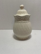 JC Penney Home Isabella vasilha de cerâmica creme em relevo floral frasco com tampa 10"" comprar usado JC Penney Home Isabella vasilha de cerâmica creme em relevo floral frasco com tampa 10"" comprar usado  Enviando para Brazil