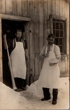 Cartão postal foto real BAKERS - Cozinheiros segurando uma torta fora de uma padaria comprar usado  Enviando para Brazil