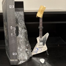 TOMMY THAYER Assinado Miniatura 10" Machado Céu Guitarra de Colecionador KISS com Suporte e Caixa comprar usado  Enviando para Brazil
