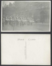 Cartão postal foto real antiga cena de rua bateria banda música soldados marchantes comprar usado  Enviando para Brazil