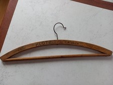 Cintre bois gravé d'occasion  Porcelette