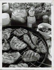 Usado, 1979 Press Photo Frango assado na grelha servido com salada. - HPA35992 comprar usado  Enviando para Brazil