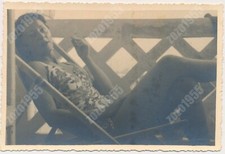 Maiô mulher fumando cigarro na cadeira de praia senhora abstrato foto antiga original comprar usado  Enviando para Brazil