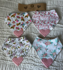 NOVO 4 Babadores para Bebê Bandana Dentição MENINAS Conjunto de Mordedor Anexado lote 4 Babadores Florais comprar usado  Enviando para Brazil