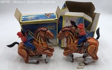 Conjunto de 2 caubóis mecânicos vintage de lata a cavalo comprar usado  Enviando para Brazil