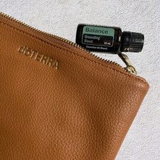 Carteira marrom com zíper alça de óleo essencial protetor de garrafa e pacote de equilíbrio doTerra comprar usado  Enviando para Brazil