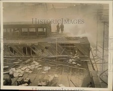 1925 Press Photo Homens no telhado de prédio queimado em Long Island, Nova York comprar usado 1925 Press Photo Homens no telhado de prédio queimado em Long Island, Nova York comprar usado  Enviando para Brazil