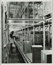 Press Photo Worker em freezer de sorvete na Dairy Products Company, Troy, OH comprar usado  Enviando para Brazil