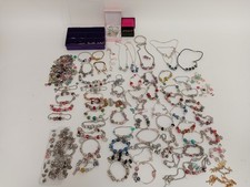 Gran colección de joyas con cuentas y dijes para hacer pulseras collares segunda mano  Embacar hacia Mexico