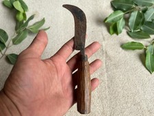 ANTIGA FOICE VINTAGE FORJADA À MÃO CORTE DE CULTURAS PEQUENA COM CABO DE MADEIRA, FERRAMENTA comprar usado  Enviando para Brazil