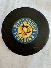 PITTSBURGH PENGUINS LIGA NACIONAL DE HÓQUEI DISCO ARTE OFICIAL ROSS TYER VINTAGE comprar usado PITTSBURGH PENGUINS LIGA NACIONAL DE HÓQUEI DISCO ARTE OFICIAL ROSS TYER VINTAGE comprar usado  Enviando para Brazil