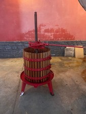 Torchio per uva usato  San Mango Piemonte