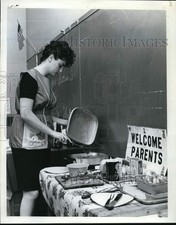 1969 Press Photo Preparação de alimentos para reunião de pais na escola infantil comprar usado  Enviando para Brazil
