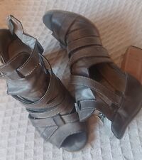 Sandali con tacchi usato  Italia