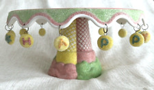 Dept. 56 "Feliz Aniversário" Suporte para Bolo com Pés ~ Pintado e Decorado à Mão ~ Novo com etiquetas, usado comprar usado  Enviando para Brazil