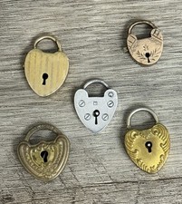 Lote de 5 dijes de candado vintage y antiguos en forma de corazón para pulsera segunda mano  Embacar hacia Mexico