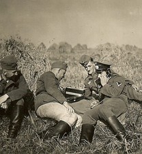 Usado, Olá? Wehrmacht Gefreiter usando telefone de campo de baquelite no campo por camaradas!!! comprar usado  Enviando para Brazil