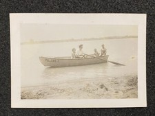 Foto instantânea vintage antiga de mãe e filhos em canoa barco no lago, usado comprar usado  Enviando para Brazil