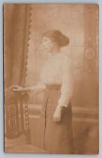 Cartão postal retrato estúdio cadeira pose lateral linda mulher RPPC comprar usado  Enviando para Brazil