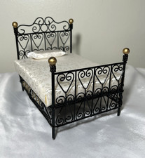 Cama y colchón de hierro fundido negro para casa de muñecas muebles de dormitorio en miniatura 1:12 segunda mano  Embacar hacia Mexico