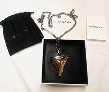 Colar pingente de dente de tubarão grande em dois tons Givenchy comprar usado  Enviando para Brazil