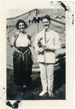 Foto antiga encontrada casal sorridente violinista tocador por tenda Happy People música 85 comprar usado  Enviando para Brazil