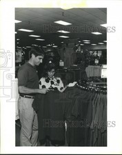 1990 Press Photo Houston's Mervyn's loja de roupas funcionários no departamento masculino comprar usado  Enviando para Brazil