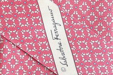 Gravata masculina SALVATORE FERRAGAMO PADRÃO ROSA/BORBOLETA LARGURA: 3,3/8" COMPRIMENTO: 59" comprar usado  Enviando para Brazil