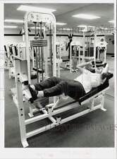 1990 Press Photo Duane Gerjets usa máquina leg press no Derby Community Center comprar usado  Enviando para Brazil