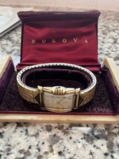 Antigo relógio Bulova masculino de ouro 14 quilates com metal atrás meados do século na caixa original comprar usado  Enviando para Brazil