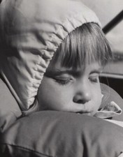 Usado, 1950s Menina Dormindo Closeup Olhos Fechados Usando Boné Iluminação Macia comprar usado  Enviando para Brazil